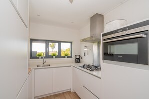 Kühlschrank, Mikrowelle, Herdplatte, Geschirrspüler