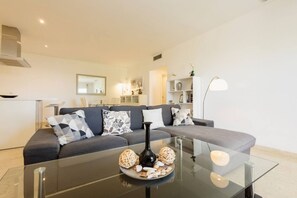TV - Vacation home with sea view, private garden and jacuzzi and garage (Istán)
