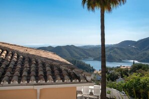 Property grounds - Vacation home with sea view, private garden and jacuzzi and garage (Istán)