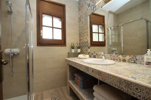 Badewanne, Haartrockner, Handtücher, Toilettenpapier