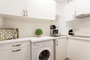 Fridge, microwave, oven, coffee/tea maker - San francisco Family Standard (Sevilla)