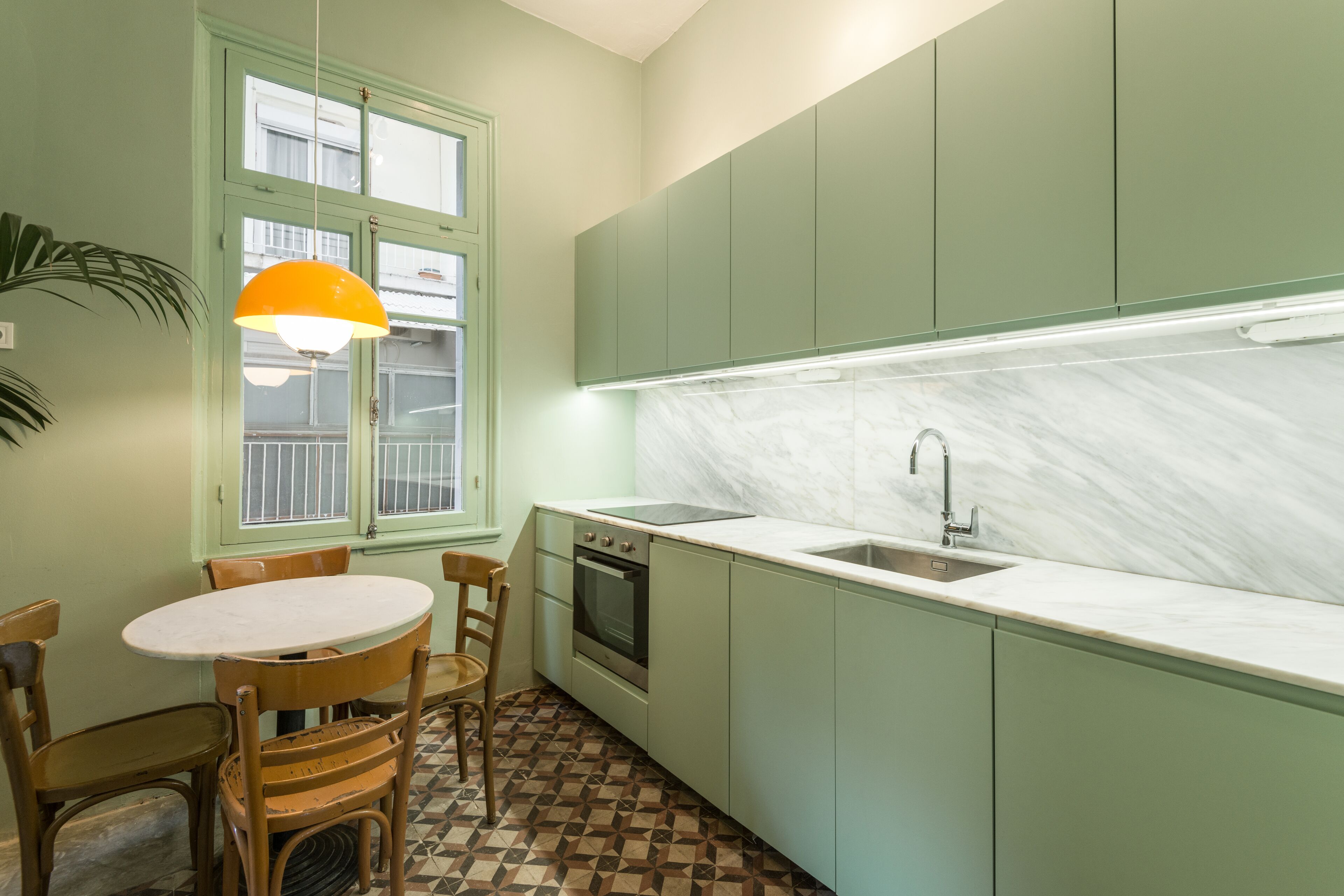 Coffee/tea maker, fridge, oven, stovetop