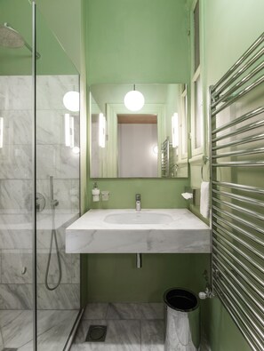 Shower, free toiletries, hair dryer, towels - AiR Waterfront Nikis Apartment (Thessaloniki)