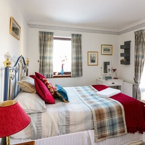 Bungalow, 6 Bedrooms | 1 bedroom, desk, iron/ironing board, free WiFi - Scardroy Alford (Alford)