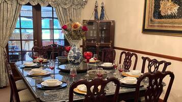 Bungalow, 6 Bedrooms | Dining room