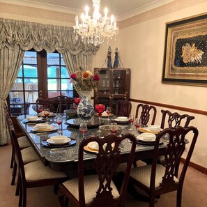 Bungalow, 6 kamar tidur | Ruang makan