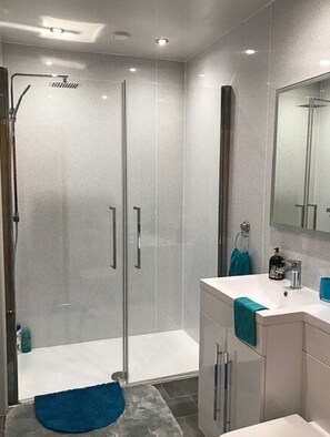Bungalow, 6 phòng ngủ | Phòng tắm | Buồng tắm vòi sen, máy sấy tóc, khăn tắm 
