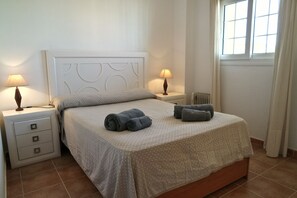 2 chambres, fer et planche à repasser, Wi-Fi gratuit, draps fournis