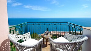 A balcony with wicker chairs and a table, overlooking a clear blue sea. - Casale Fralisa - Marvelous terrace and hot tub with sea view (Praiano)