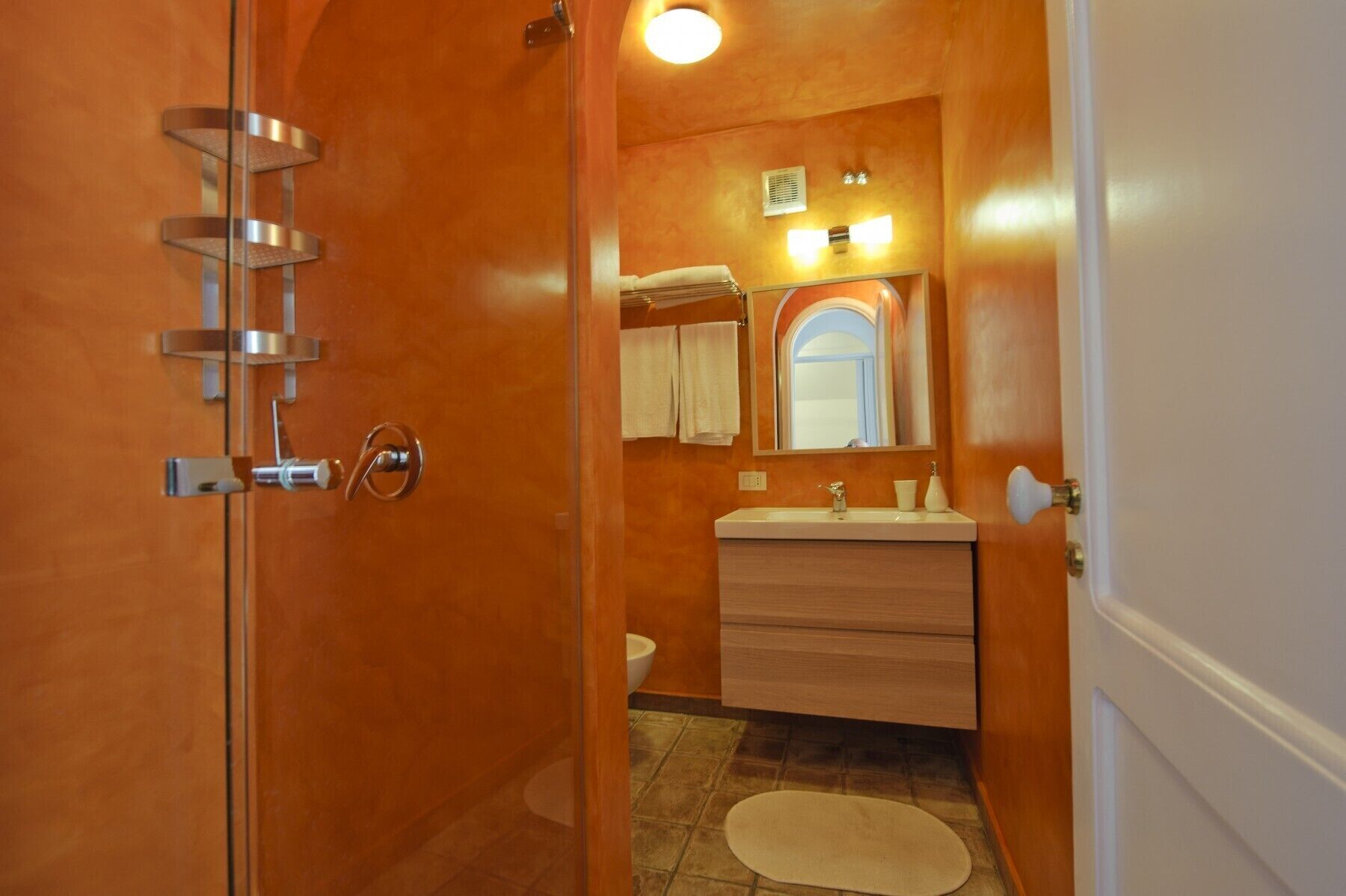 Douche, sèche-cheveux, bidet, serviettes fournies