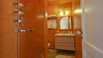 Dusche, Haartrockner, Bidet, HandtĂŒcher