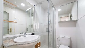 Bañera con ducha, secador de pelo, toallas