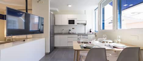 Jääkaappi, mikroaaltouuni, uuni, kahvin-/teenkeitin