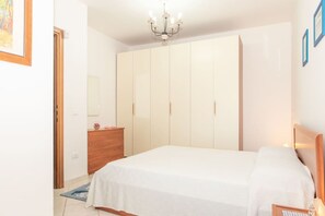 2 bedrooms, travel cot, free WiFi