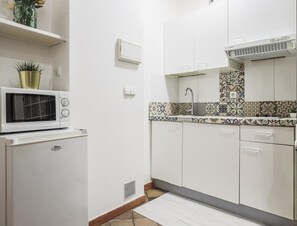 Réfrigérateur, micro-ondes, cafetière/bouilloire, grille-pain