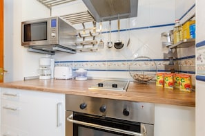 Een koelkast, een microgolfoven, een oven