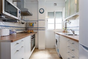 Een koelkast, een microgolfoven, een oven