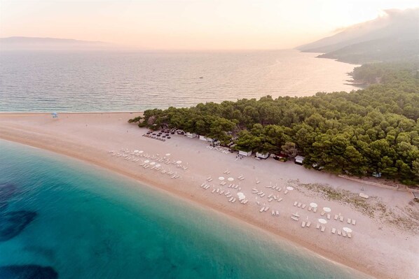 Beach - Villa Golden Beach with Swimming Pool (Bol)