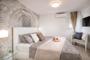 4 bedrooms, iron/ironing board, free WiFi - Villa Golden Beach with Swimming Pool (Bol)