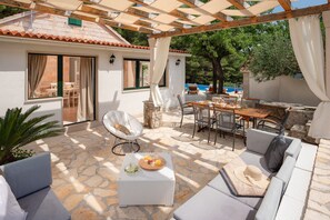 Outdoor dining - Villa Golden Beach with Swimming Pool (Bol)