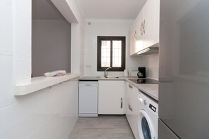 Een koelkast, een magnetron, een kookplaat, een vaatwasser