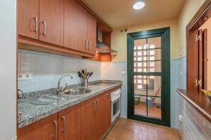 Een koelkast, een magnetron, een oven, een koffiezetapparaat/waterkoker