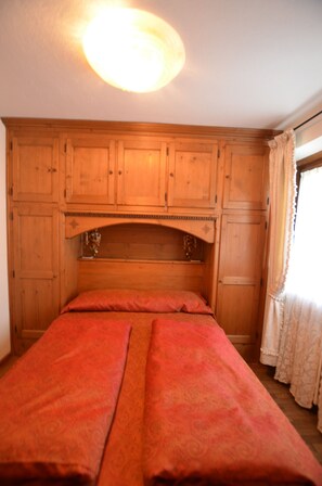 3 bedrooms, iron/ironing board, travel cot, free WiFi
