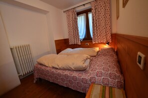 3 bedrooms, iron/ironing board, travel crib, free WiFi