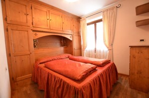 3 bedrooms, iron/ironing board, travel crib, free WiFi