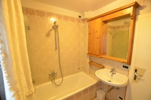 Een douche, een haardroger, handdoeken, shampoo