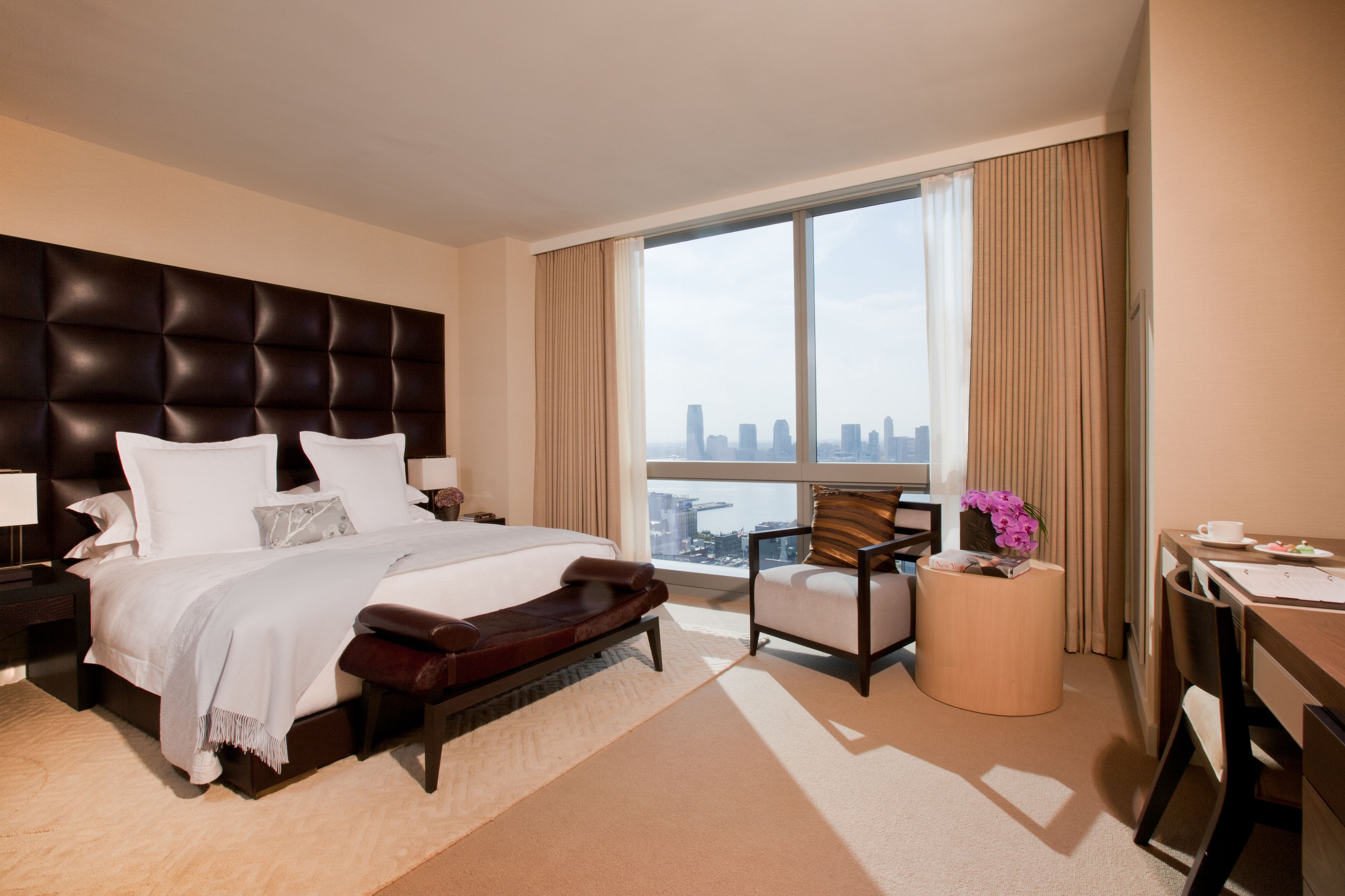 Familie suite, 2 slaapkamers (Skyline) | Luxe beddengoed, een minibar, een kluis op de kamer, een bureau