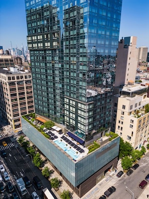 Una piscina al aire libre de temporada