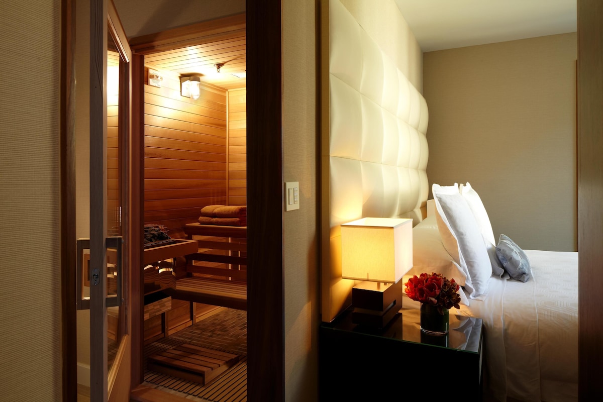 Suite, 1 King Bed, Sauna (Spa) | Premium bedding, minibar, in-room safe, desk