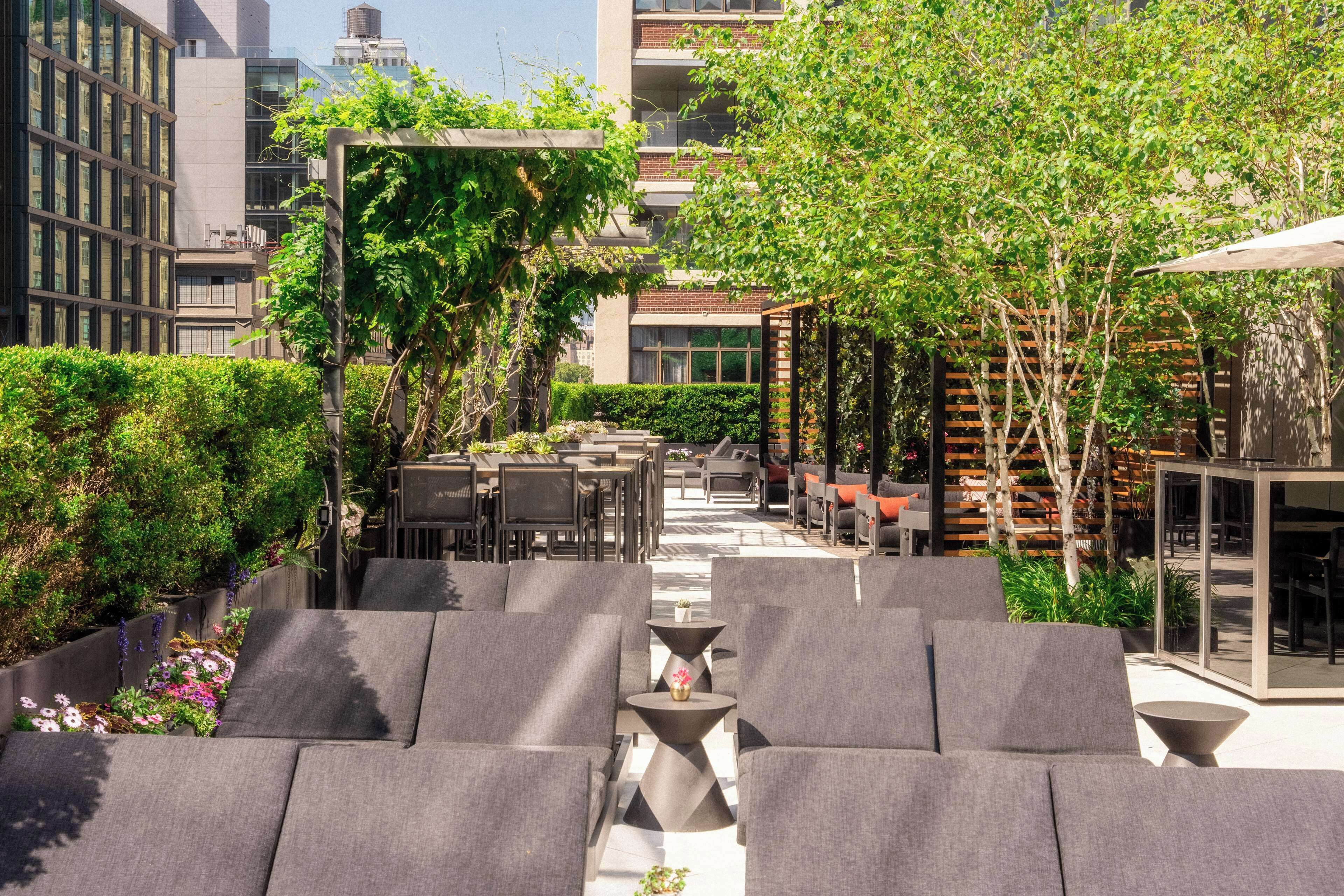 Een terras met moderne meubels en groen.