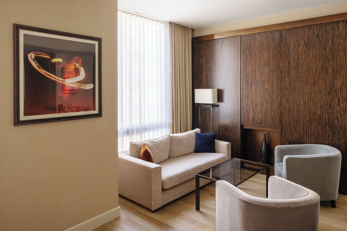 Suíte, 1 cama King, sauna seca (Spa) | Roupas de cama premium, frigobar, cofres nos quartos, escrivaninha