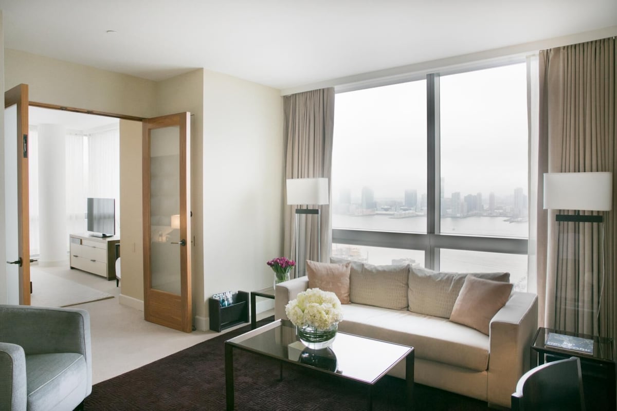 Junior Penthouse | Premium bedding, minibar, in-room safe, desk