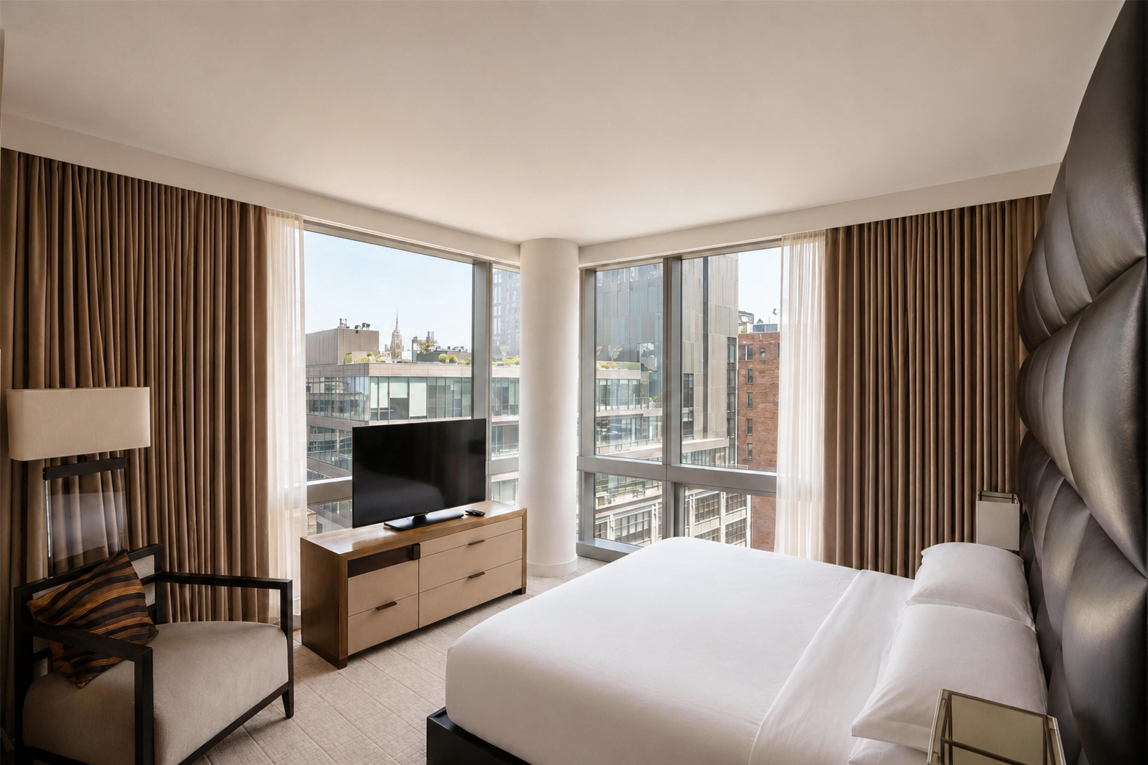Luxe beddengoed, een minibar, een kluis op de kamer, een bureau