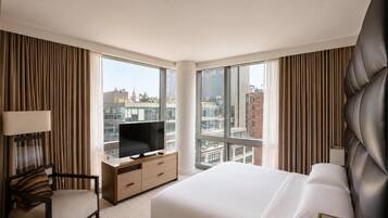Luxe beddengoed, een minibar, een kluis op de kamer, een bureau