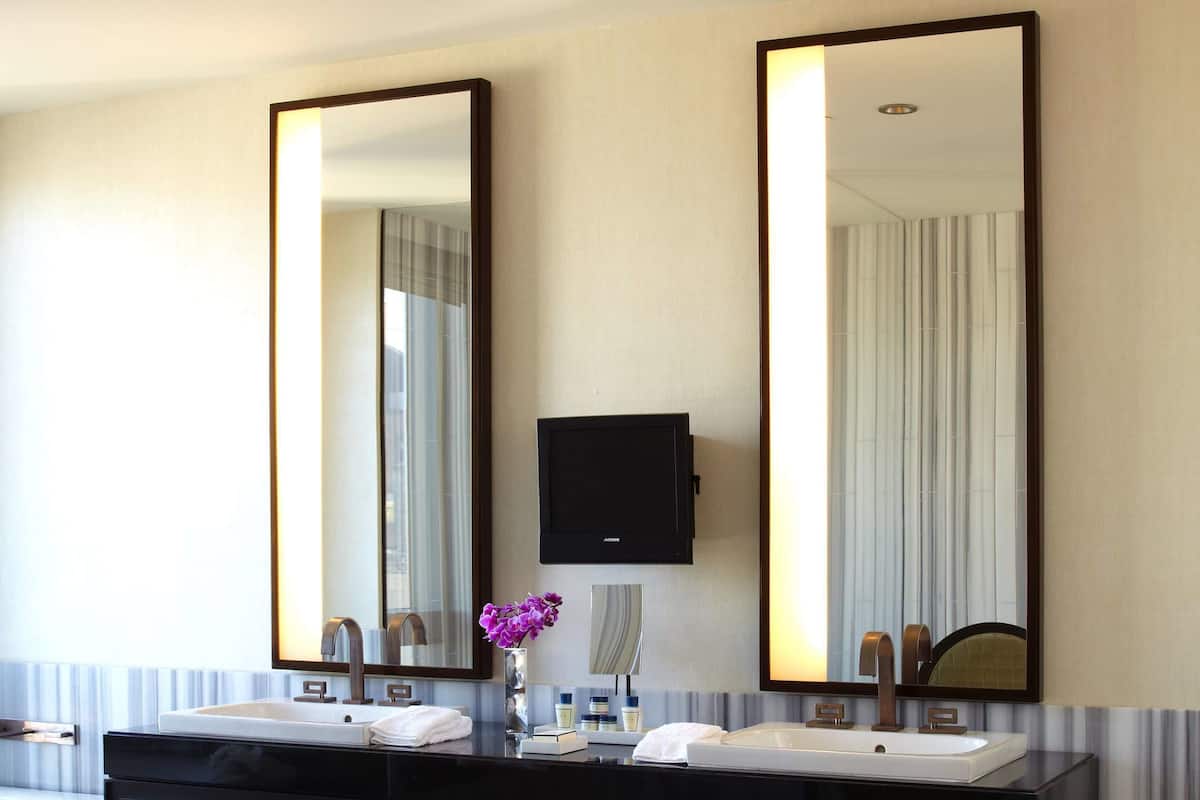 Separate tub and shower, deep soaking tub, free toiletries, hair dryer