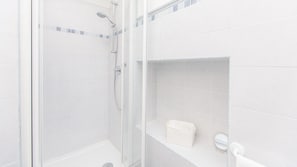 Bañera con ducha, secador de pelo, bidet