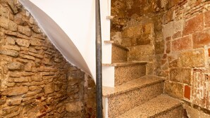 A staircase with stone walls and a white ceiling. - Studio with terrace in Born (Barcelona)