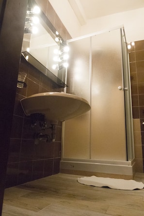 Appartement, 1 chambre | Salle de bain | Douche, douche à « effet pluie », sÚche-cheveux, bidet