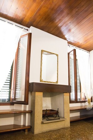 Room amenity - Spacious and Beautiful 60 sqm Apartment in the Very Heart of Bologna (Bologna)