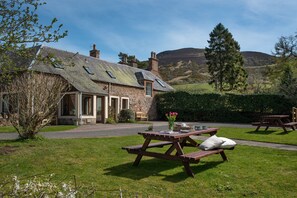 Outdoor dining - Eildon Melrose Holiday Cottages & Log Cabins - The Granary (Melrose)