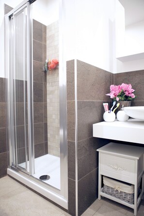 Appartement, 2 chambres | Salle de bain | Douche, séchoir à cheveux, bidet, serviettes fournies