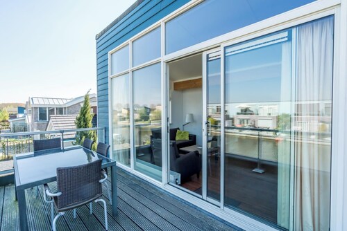 Cette maison insulaire indépendante possède un salon à l’étage avec une terrasse de toit spacieuse e