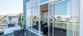 Tämä irrallaan saaristossa on olohuone ensimmäisessä kerroksessa, tilava kattoterassi ja sta