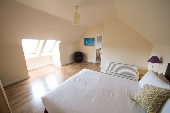 3 bedrooms, free WiFi, bed sheets - Doolin Village Bungalow 02 - a bungalow that sleeps 6 guests in 3 bedrooms (Doolin)
