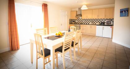 Doolin Village Bungalow 02 - a bungalow that sleeps 6 guests in 3 bedrooms