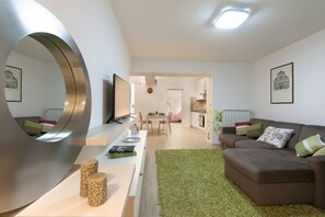 Living area - Large and completely refurbished apartment with a beautiful patio. (Firenze)